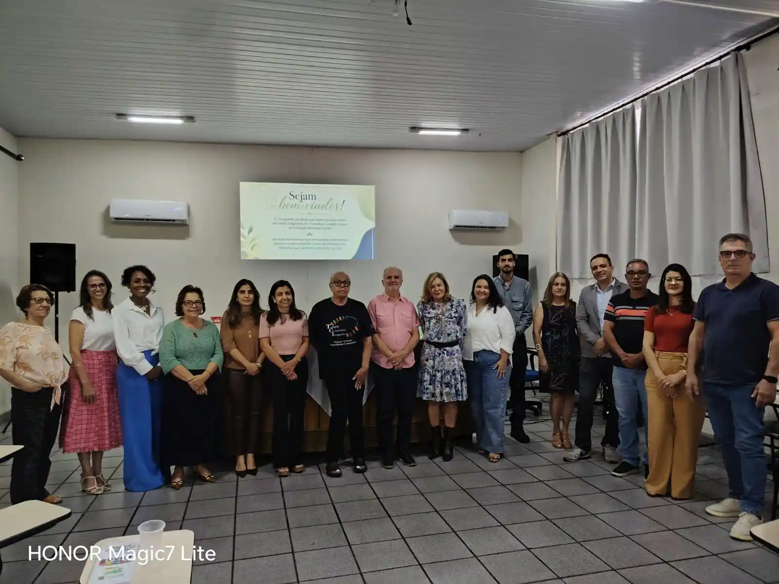Integrantes dos Conselhos Curador e Fiscal da Fundação Crê-Ser posam para foto durante cerimônia de posse em João Monlevade.