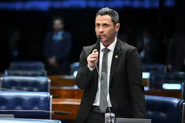 Cleitinho discursa na tribuna do Senado Federal, segurando um microfone durante sessão no plenário.
