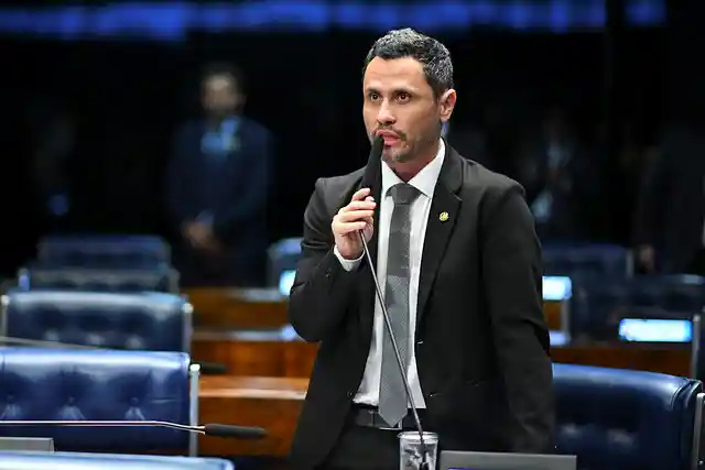 Cleitinho discursa na tribuna do Senado Federal, segurando um microfone durante sessão no plenário.